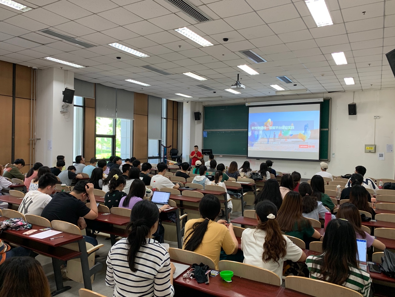 会议室里的人们描述已自动生成